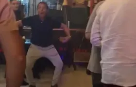 Pai de argentina que foi detida por injúria racial repete gestos da filha em vídeo