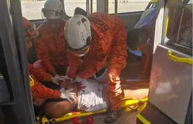 Passageira é morta a facadas durante assalto em ônibus do BRT no Rio