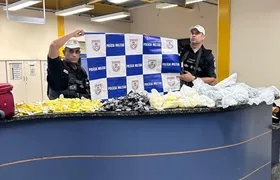 Passageira é presa com mais de 2 mil pinos de cocaína em ônibus na RJ-140, em Arraial do Cabo