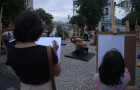 Performance mistura poesia e desenho na Quinta da Boa Vista, em Niterói