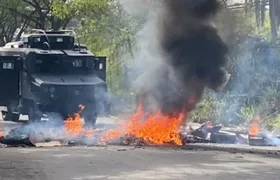 Pneus queimados interditam trânsito no Porto do Rosa, em São Gonçalo