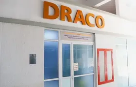 Polícia Civil apreende seis fuzis e prende dois criminosos em 'paiol de guerra' da milícia na Baixada