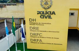 Polícia Civil apreende uma tonelada de chocolate vencido e prende comerciante na Baixada