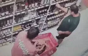 Polícia Civil prende 4 estrangeiros em flagrante por furtarem produtos de supermercados em Copacabana