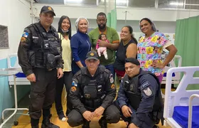 Policiais salvam bebê de engasgo em São Gonçalo