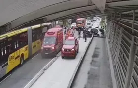 Policial passa mal ao dirigir e viatura colide com mureta do BRT na Barra