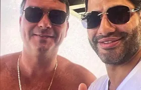 Portal divulga foto de Flávio Bolsonaro com 'Sicário' do Banco Master; senador nega conhecer homem na imagem
