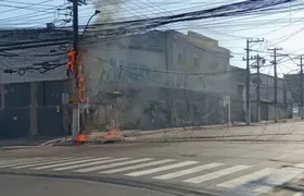 Poste em chamas deixa moradores sem internet e causa trânsito em rua de Niterói