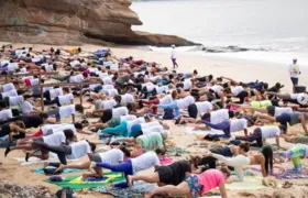 Praia de Boa-Viagem, em Niterói, recebe aula de Yoga em comemoração ao Dia das Mães