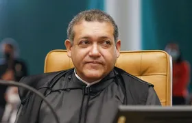 Presidente do TSE suspende pesquisa que apontava queda de Flávio Bolsonaro