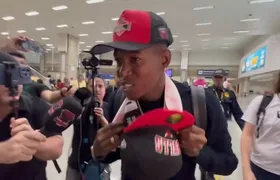 Prestes a assinar com o Flamengo, Vitão desembarca no Rio: 'Muito feliz'