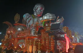 Primeira a desfilar no Grupo Especial, Acadêmicos de Niterói agita o público na Avenida