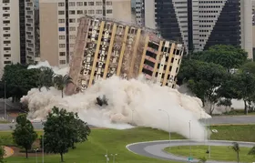 Primeiro hotel de luxo em Brasília, Torre Palace Hotel, é demolido por implosão