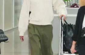 Ricky Martin chega ao Rio de Janeiro pela segunda vez no ano e exibe sorrisos em aeroporto