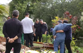 Sepultamento de Jourdan Amora reúne familiares e amigos no Cemitério Parque da Colina, Niterói