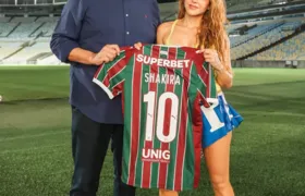 Shakira visita Maracanã e ganha camisas do  Fluminense e Flamengo