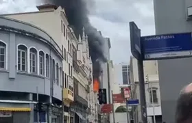 Sobrado pega fogo no Centro do Rio de Janeiro