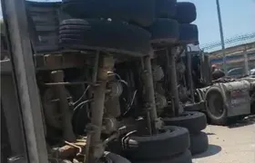 Tombamento provoca interdição parcial da BR-101 em Itaboraí