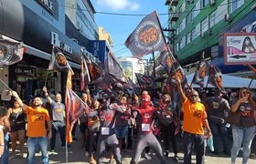 Trabalhadores se reúnem em ato contra a escala 6x1 no Alcântara, em São Gonçalo