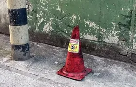 Tráfico passa a usar tática de esconder explosivos em cones usados em barricadas para atacar policiais