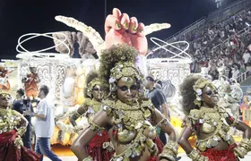 União de Maricá faz desfile forte, mas tem problemas em carros e acidente no fim