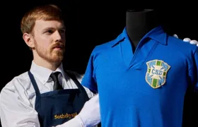 Uniforme usado pelo Rei Pelé no final da Copa do Mundo de 1958 será leiloado nos Estados Unidos