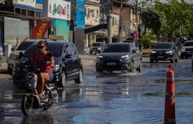 Vazamento de água causa transtorno para comerciantes e moradores em rua principal no Barro Vermelho