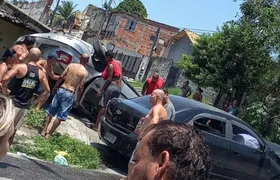 Veículo capota em São Gonçalo e jovem de 23 anos fica ferida