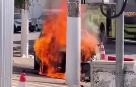 Veículo pega fogo na Zona Sul de Niterói na manhã desta terça-feira