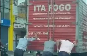Vídeo: Prefeito Capitão Nelson auxilia trânsito em meio ao caos em São Gonçalo