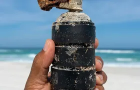 Voluntários do projeto Mar Sem Lixo encontram granada com pino durante mutirão de limpeza na praia