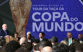 Lula sanciona lei da Copa do Mundo Feminina e reconhece pioneiras