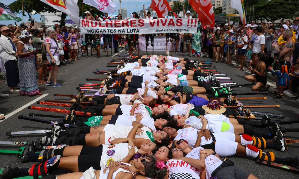 Ato pelo Dia Internacional da Mulher reúne multidão em Copacabana