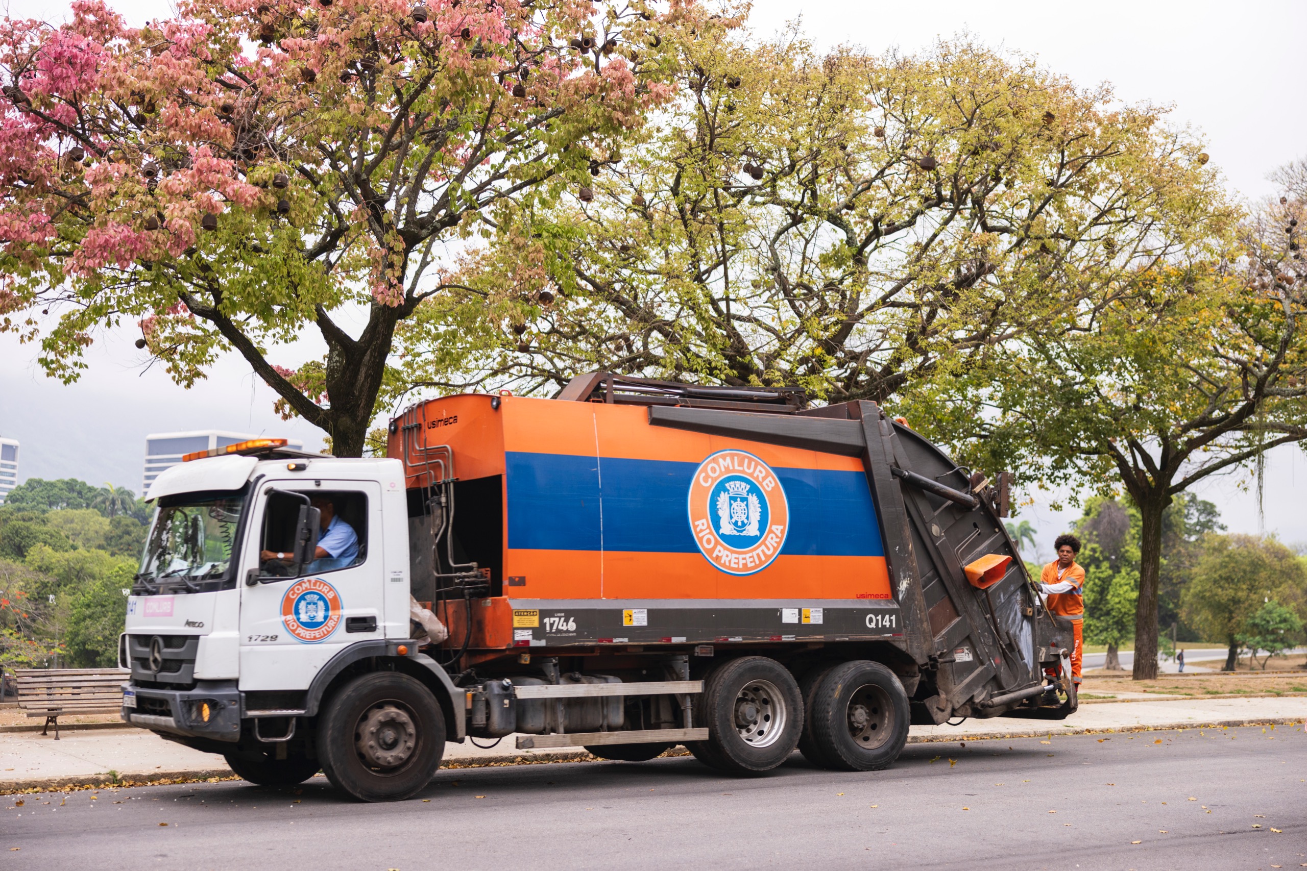 Comlurb recolhe 198,5 toneladas de resíduos no segundo dia dos desfiles do Sambódromo