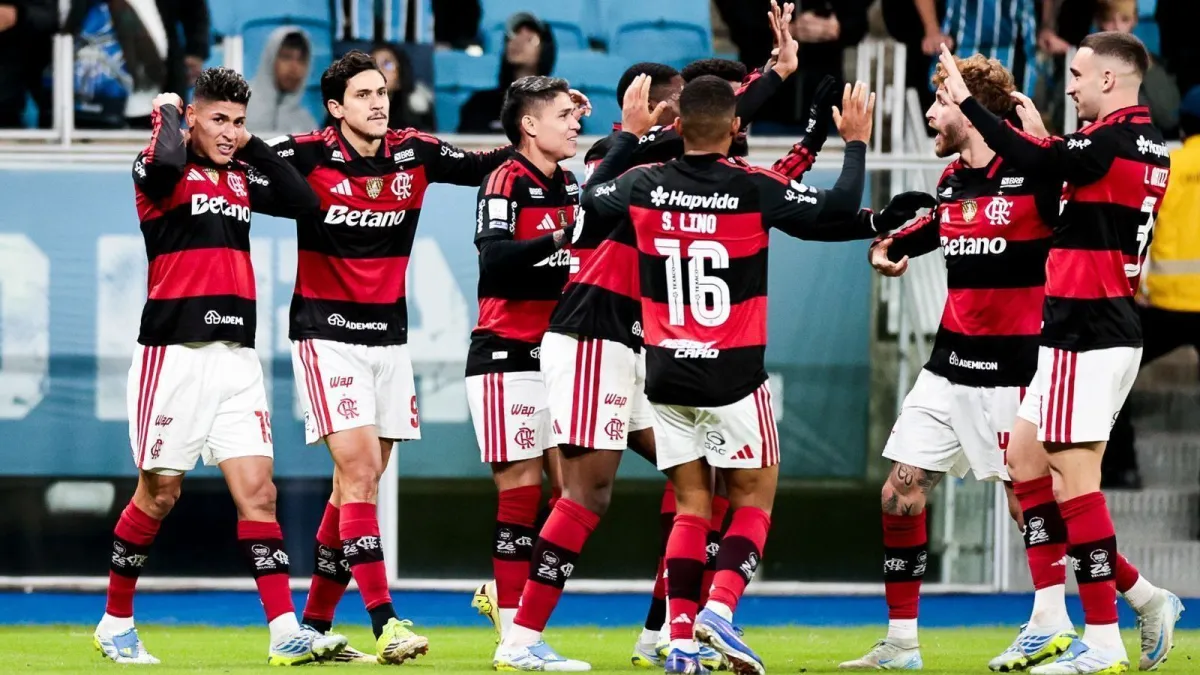 Flamengo vence o Grêmio fora de casa e diminui distância para o líder Palmeiras