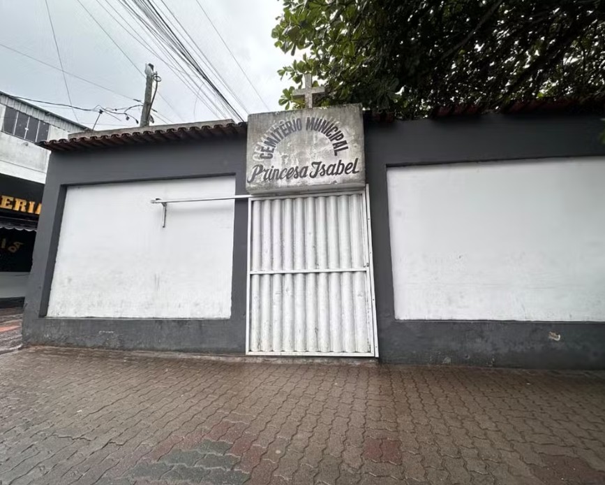Homem pula muro de cemitério, se acidenta, e vai parar em hospital
