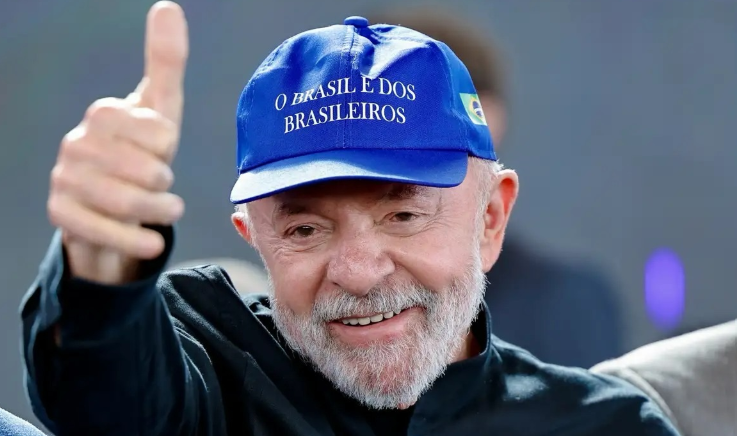Lula cresce em pesquisa da DataFolha feita antes do escândalo entre Flávio Bolsonaro e Vorcaro do Banco Master