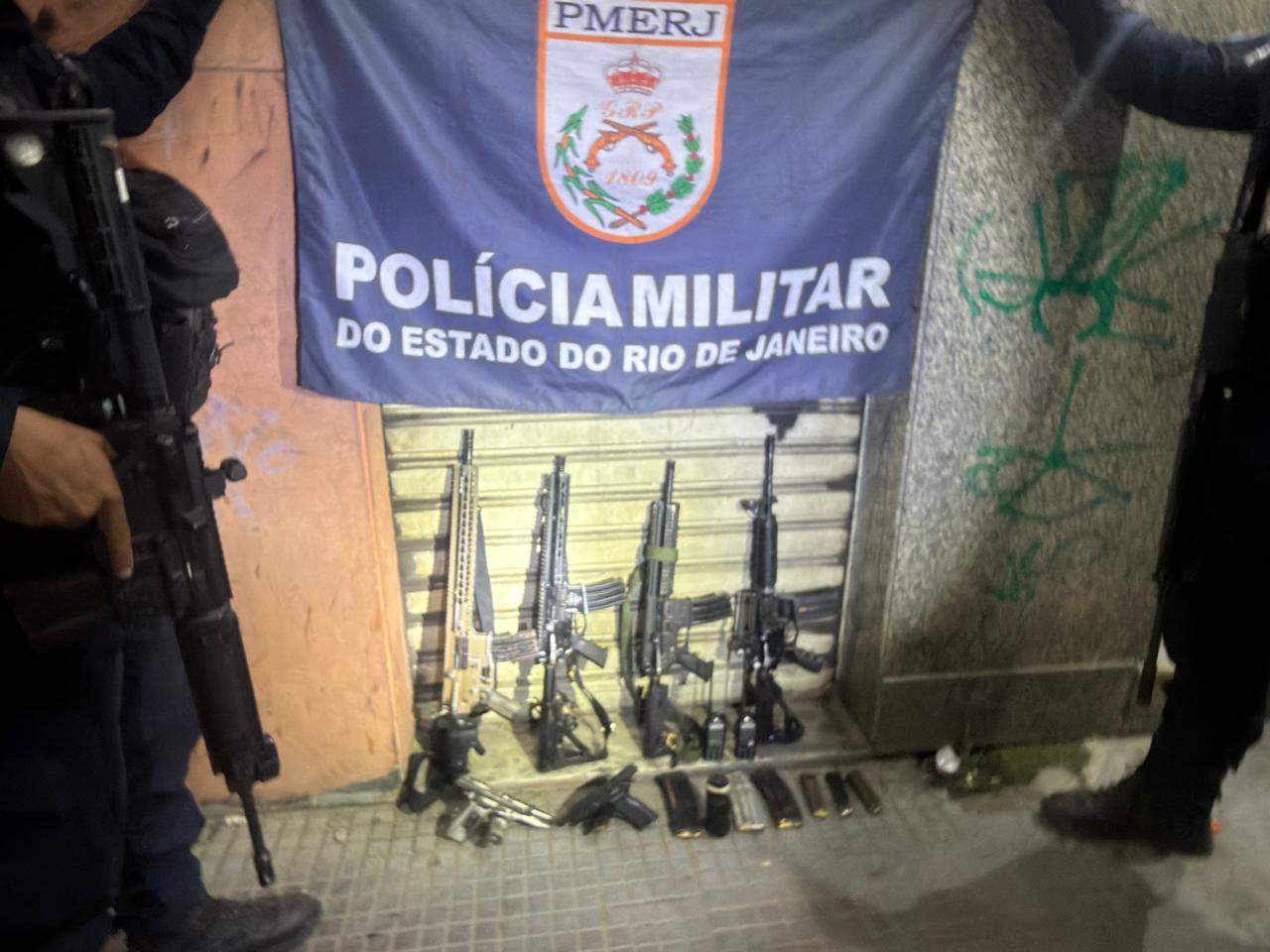 PM prende quatro acusados de tráfico e apreende 4 fuzis em comunidade da Zona Norte de Niterói (vídeo)