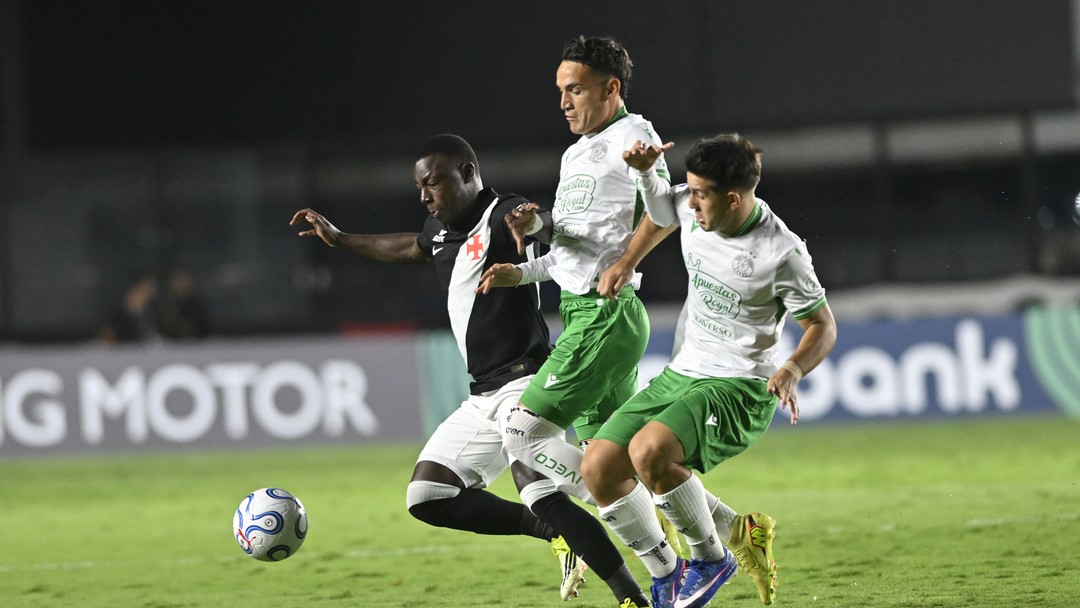 Vasco leva virada do Audax Italiano em São Januário, é vaiado e se complica na Sulamericana
