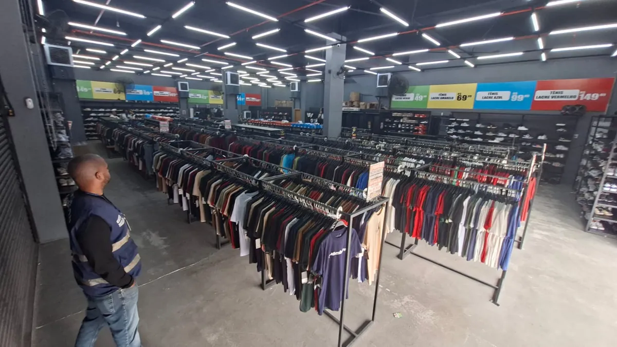 Durante a ação, os agentes estaduais flagraram a comercialização irregular de camisas, tênis, mochilas, calças, bermudas, pochetes e bonés que ostentavam marcas de forma fraudulenta
