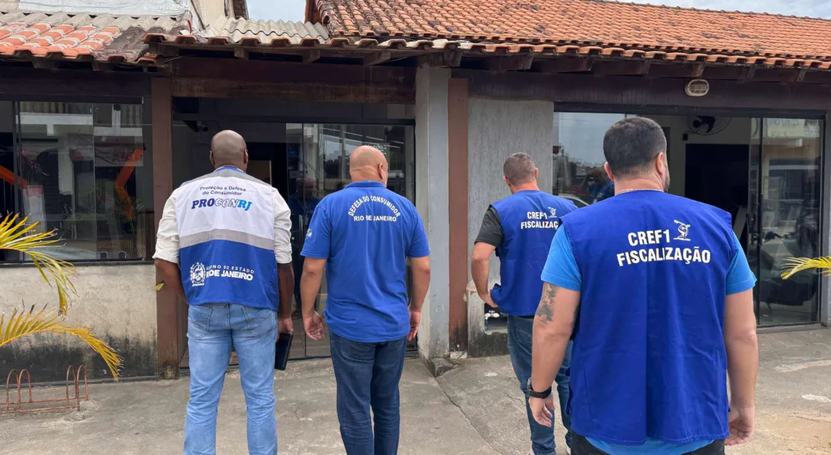 Diante das irregularidades e dos riscos identificados, a academia foi interditada e está impedida de realizar atividades físicas e esportivas com consumidores