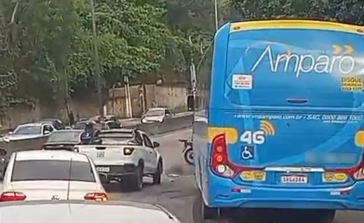 A colisão aconteceu na altura da garagem da Auto Viação 1001