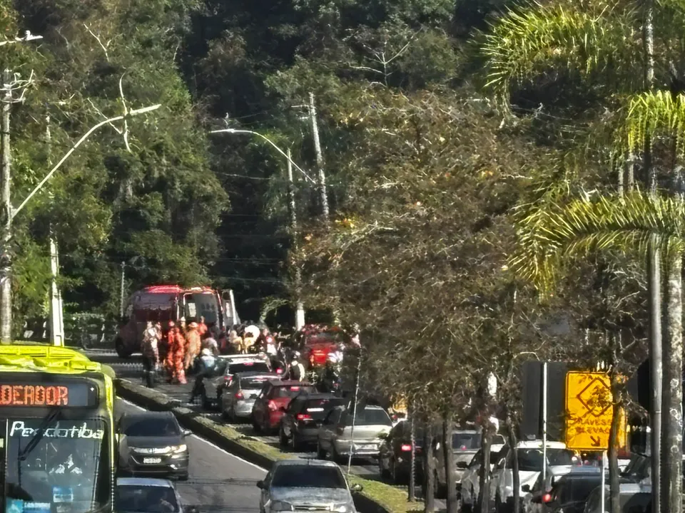 Acidente na Estrada  Caetano Monteiro, sentido Niterói