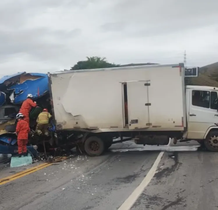 O acidente aconteceu no trecho da BR-393 que passa pelo distrito de Bemposta, em Três Rios