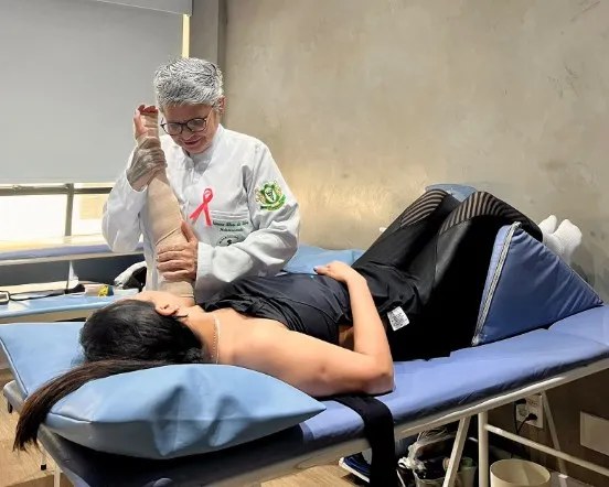 A recuperação dos movimentos e da autonomia nas atividades cotidianas é um dos benefícios da fisioterapia oncológica para pacientes que enfrentam o câncer
