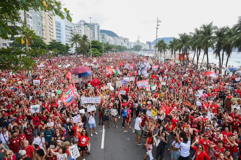 Por volta das 13h, os manifestantes estavam concentrados nas proximidades do Posto 5, entre as ruas Barão de Ipanema e Xavier da Silveira