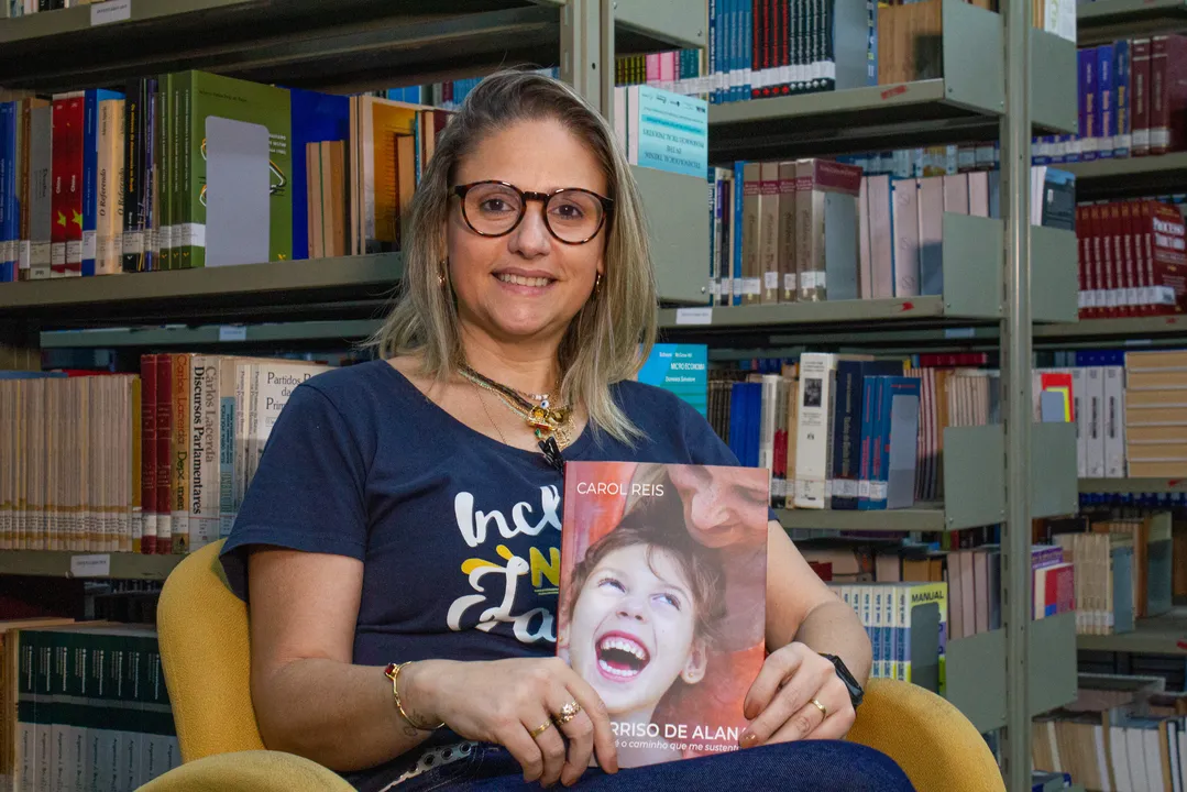 De acordo com Carol, o título do livro, ‘O Sorriso de Alana’, faz referência à maneira como a jovem, hoje com 18 anos, encara a própria vida