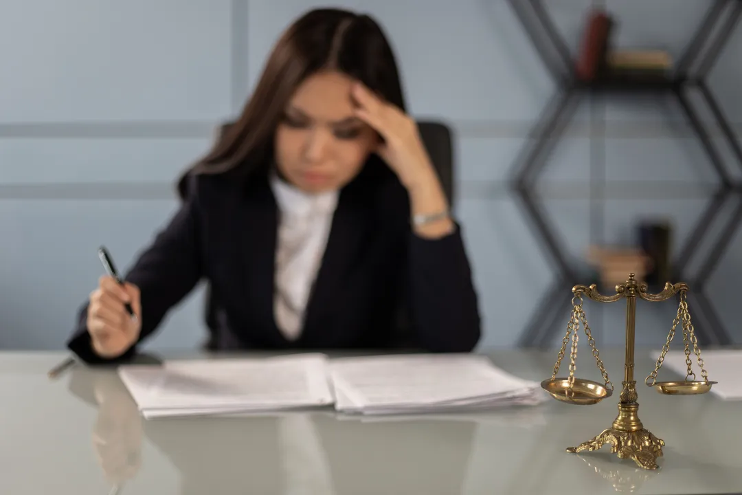 Nesse golpe, criminosos buscam informações disponíveis sobre ações judiciais em sites como Jusbrasil e criam perfis falsos com nome, imagem e informações de advogados reais