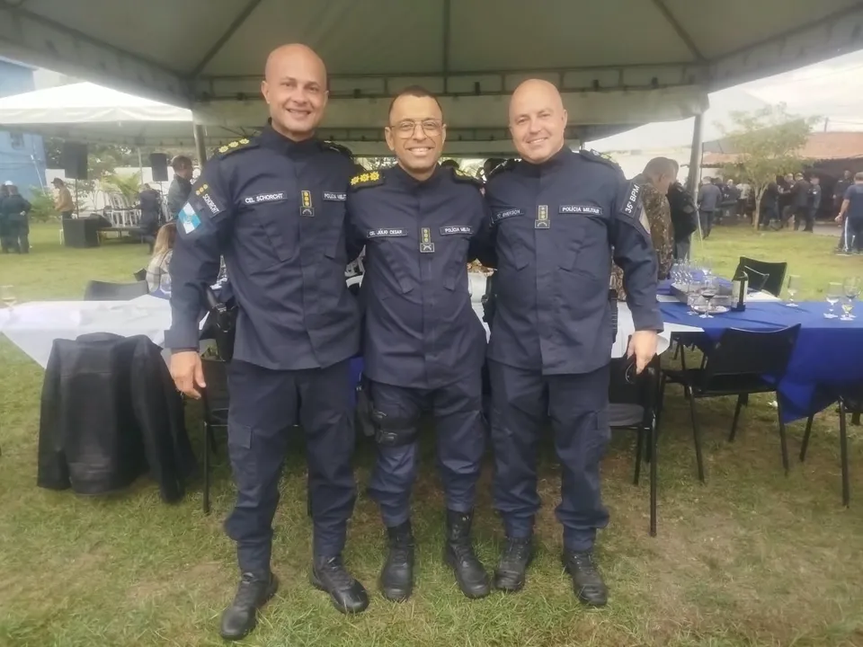 Comandante Bruno Schorcht (esquerda) esteve presente no evento em comemoração ao batalhão que comanda atualmente
