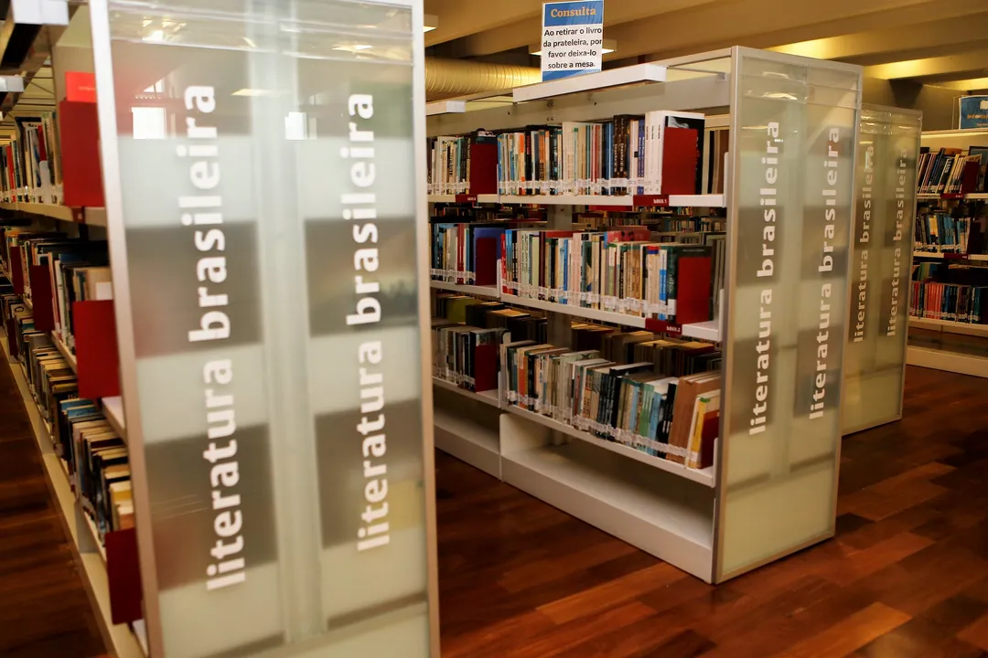 A proposta transforma os ambientes da biblioteca em cenários para encontros e descobertas, apresentando a literatura de maneira lúdica e interativa